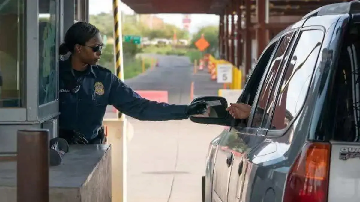 Viajeros se preparan para el nuevo control con reconocimiento facial en aeropuertos y puntos fronterizos