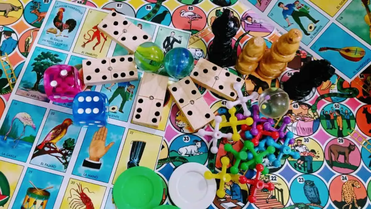 Familia y amigos pueden disfrutar de juegos de mesa cl&aacute;sicos durante una reuni&oacute;n navide&ntilde;a llena de risas y convivencia