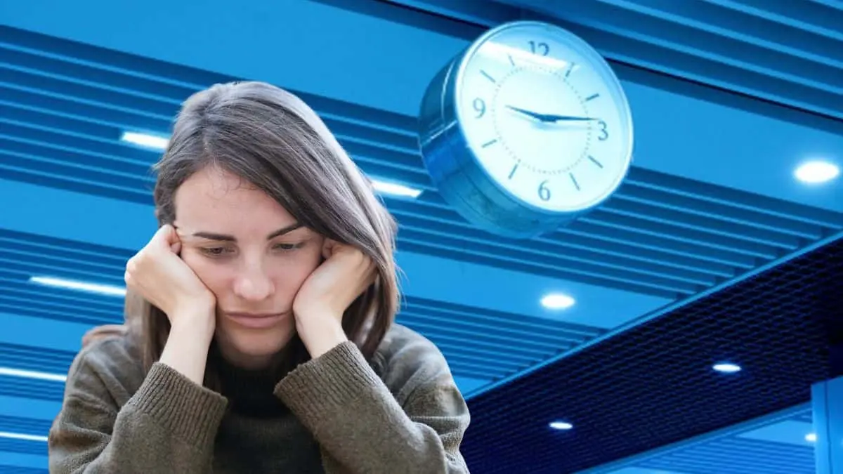 Iluminación azul instalada en espacios públicos genera debate entre especialistas por su posible influencia en el estado de ánimo y la conducta humana