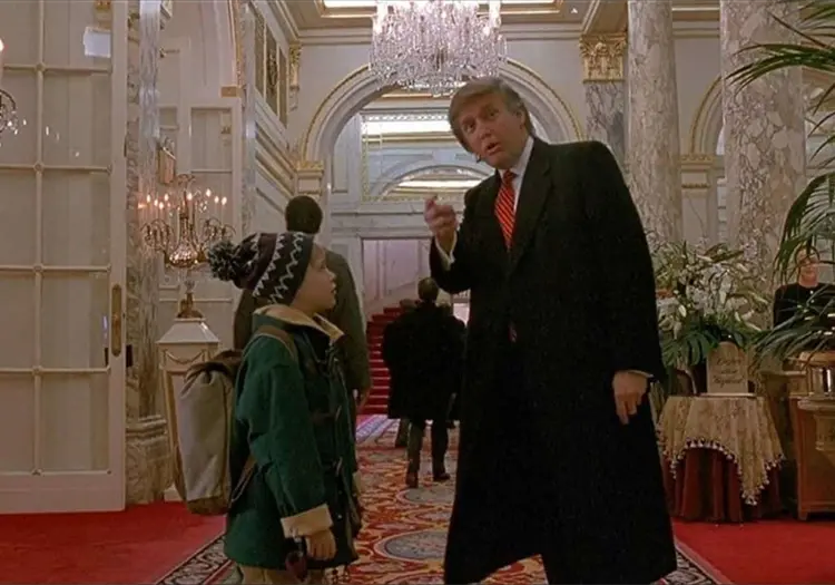 La vez que Donald Trump apareci&oacute; en una pel&iacute;cula que es un cl&aacute;sico de Navidad &iquest;Lo recuerdas?