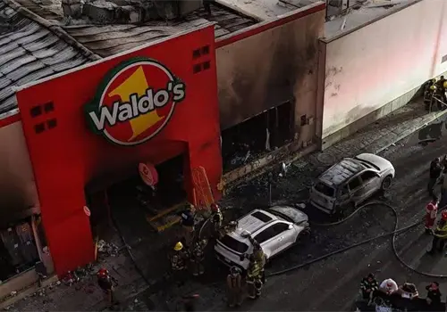 Van tras 25 implicados en incendio de Waldo&acute;s Hermosillo