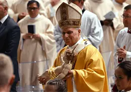 Papa León XVI critica la "economía distorsionada" en su primera misa de Navidad Papa León XVI critica la "economía distorsionada" en su primera misa de Navidad