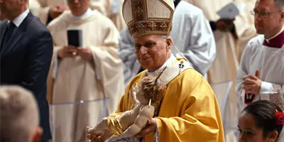 Papa Le&oacute;n XVI critica la "econom&iacute;a distorsionada" en su primera misa de Navidad