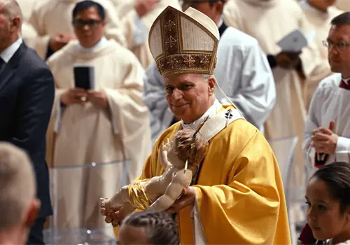 Papa Le&oacute;n XVI critica la "econom&iacute;a distorsionada" en su primera misa de Navidad