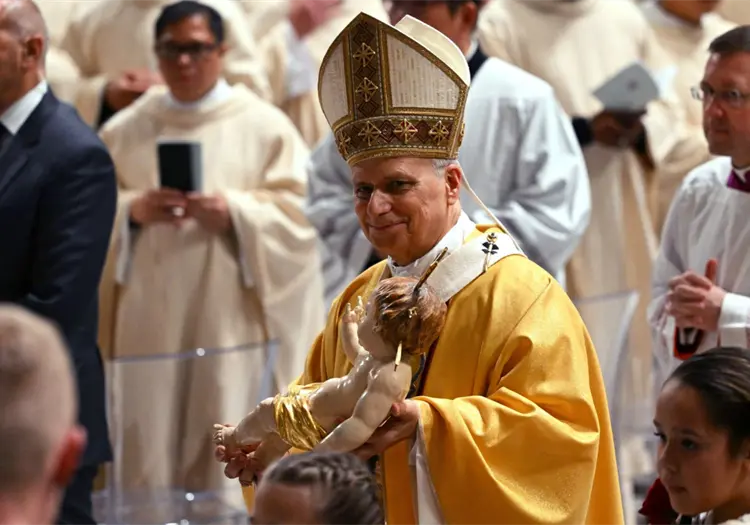 Papa Le&oacute;n XVI critica la "econom&iacute;a distorsionada" en su primera misa de Navidad