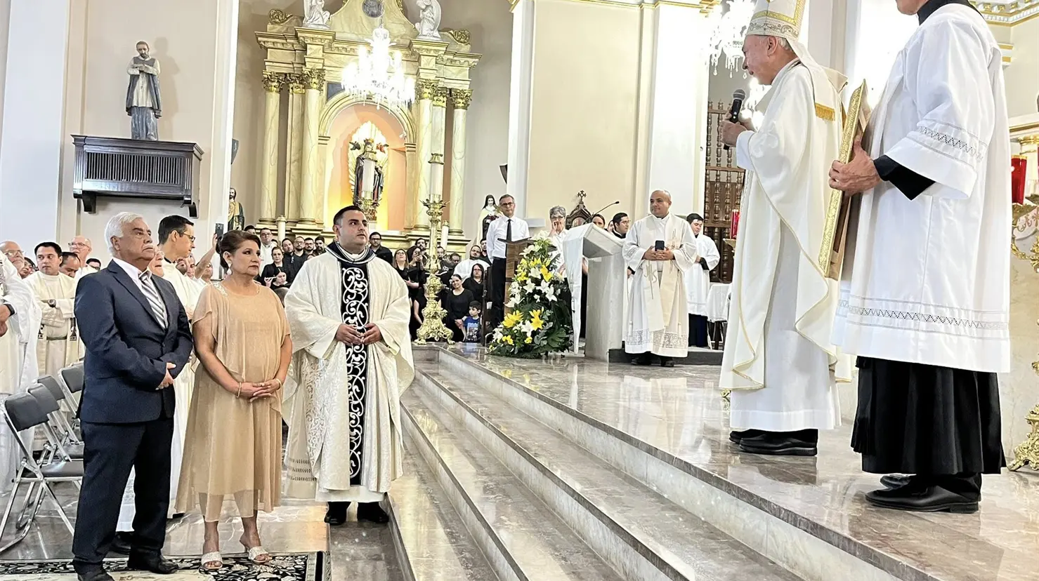 Arzobispo con feligreses