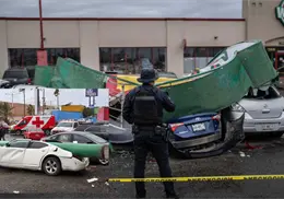 Se desploma espectacular de Waldo&acute;s en Tijuana; deja un hombre lesionado y al menos cinco autos da&ntilde;ados