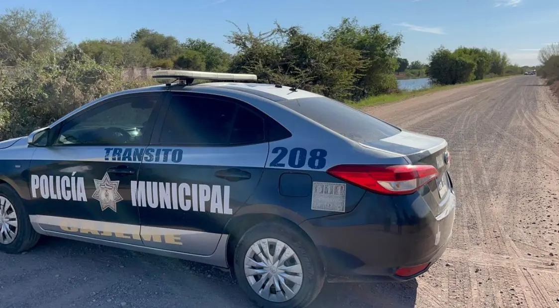Cae pick up a Canal Bajo en Ciudad Obreg&oacute;n; hay una persona sin vida