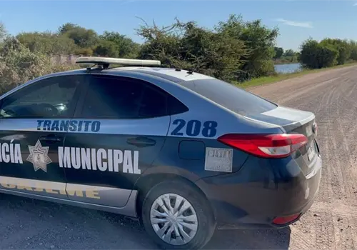 Cae pick up a Canal Bajo en Ciudad Obreg&oacute;n; hay una persona sin vida