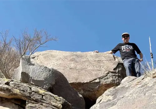 Descubren antiguo calendario solar tallado en piedra en el desierto de Sonora