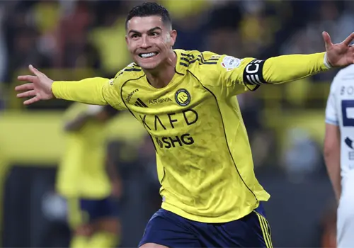 Cristiano Ronaldo marca doblete con Al Nassr y se acerca a los 1000 goles