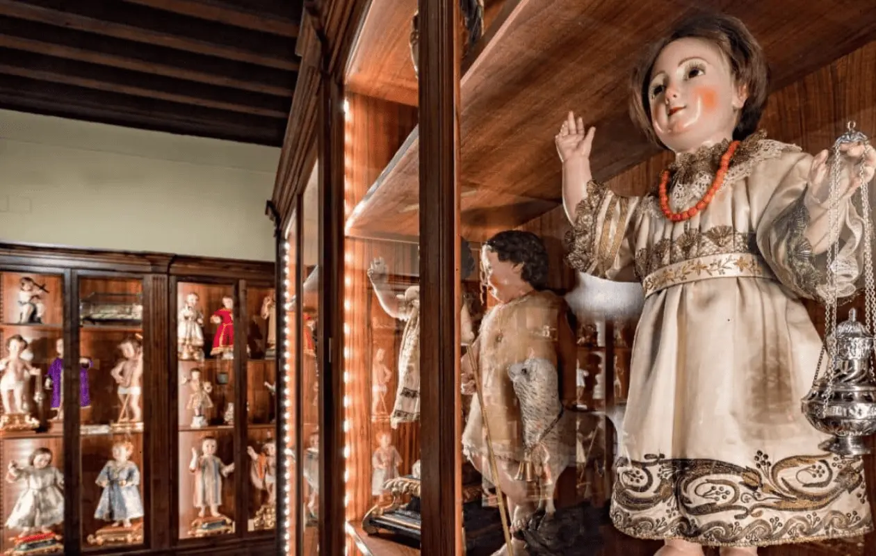 La colecci&oacute;n re&uacute;ne piezas de gran valor hist&oacute;rico, art&iacute;stico y devocional.