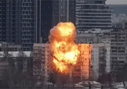 Ataque masivo ruso a Kyiv deja muertos y miles sin calefacci&oacute;n antes de la reuni&oacute;n Trump-Zelensky