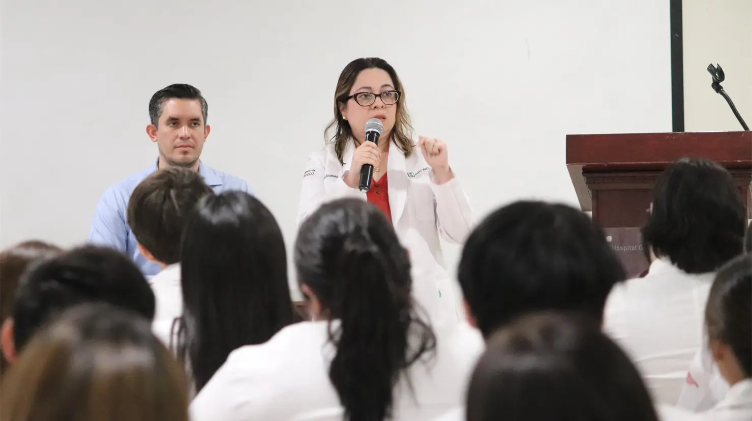 Son cerca de ochenta m&eacute;dicos internos pr&oacute;ximos a graduarse y obtener su t&iacute;tulo profesional, por parte de la Universidad del Valle de M&eacute;xico (UVM), quienes prestar&aacute;n su servicio enfocados en atender a los pacientes adultos