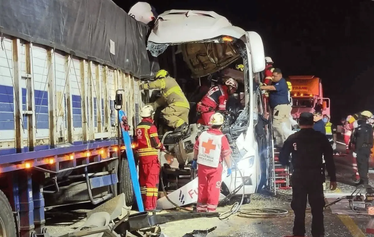 Algunos pasajeros fueron trasladados a hospitales para su valoraci&oacute;n.