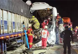 Autob&uacute;s Futura choca con tr&aacute;iler y deja dos muertos y m&aacute;s de 35 lesionados en Tamaulipas
