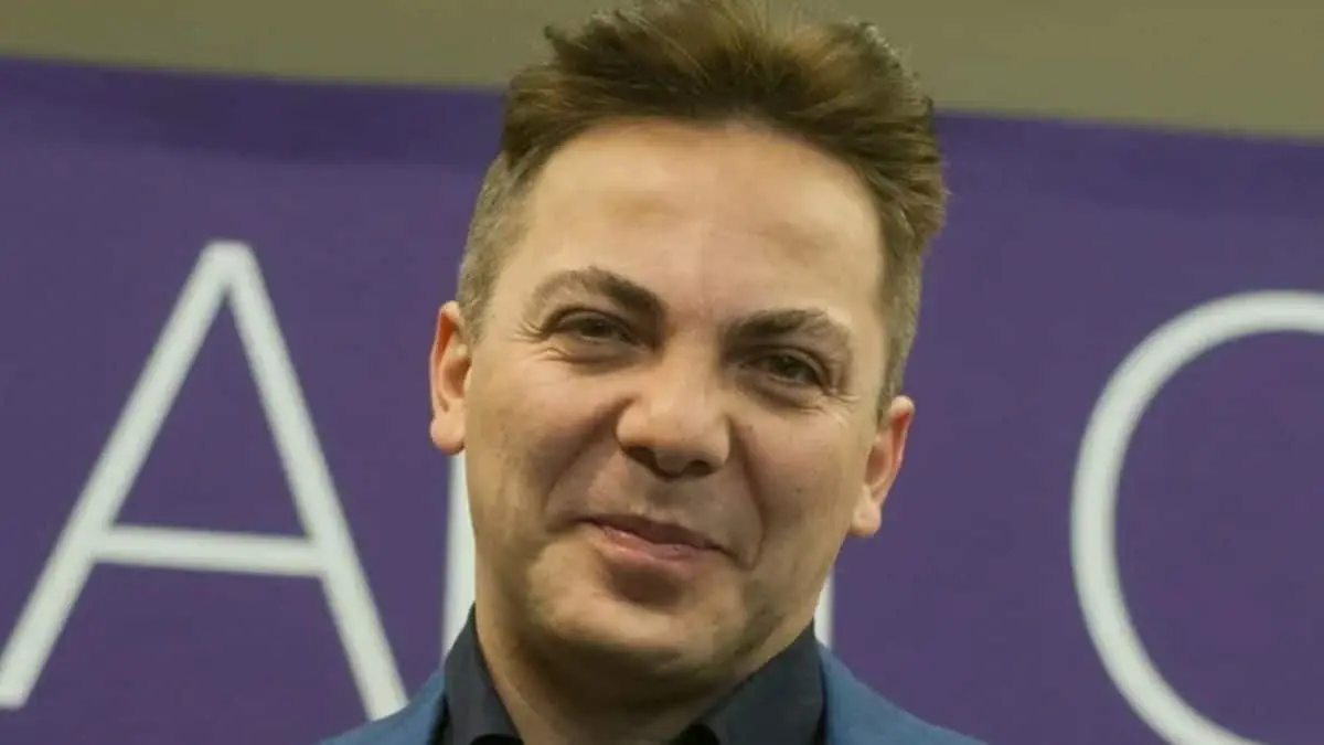 Reconocido por sus baladas y trayectoria en la m&uacute;sica latina, ha explorado distintos g&eacute;neros a lo largo de su carrera