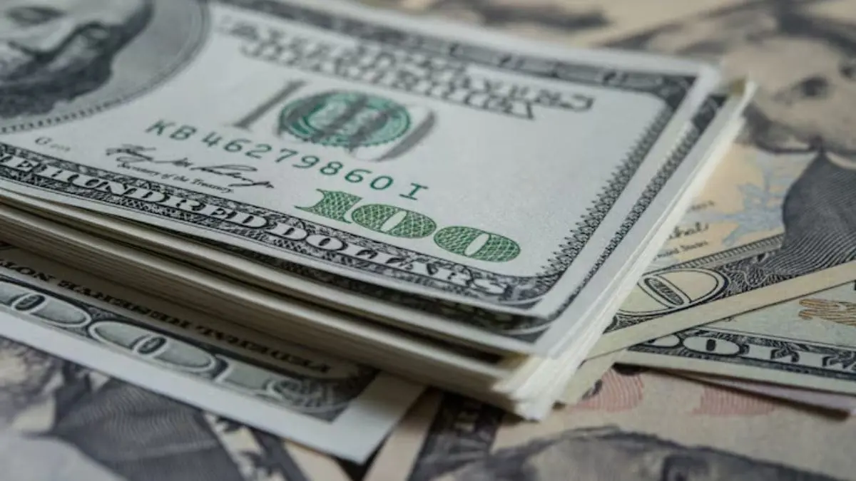 Billetes de d&oacute;lar y peso mexicano muestran una cotizaci&oacute;n cercana a las 18 unidades