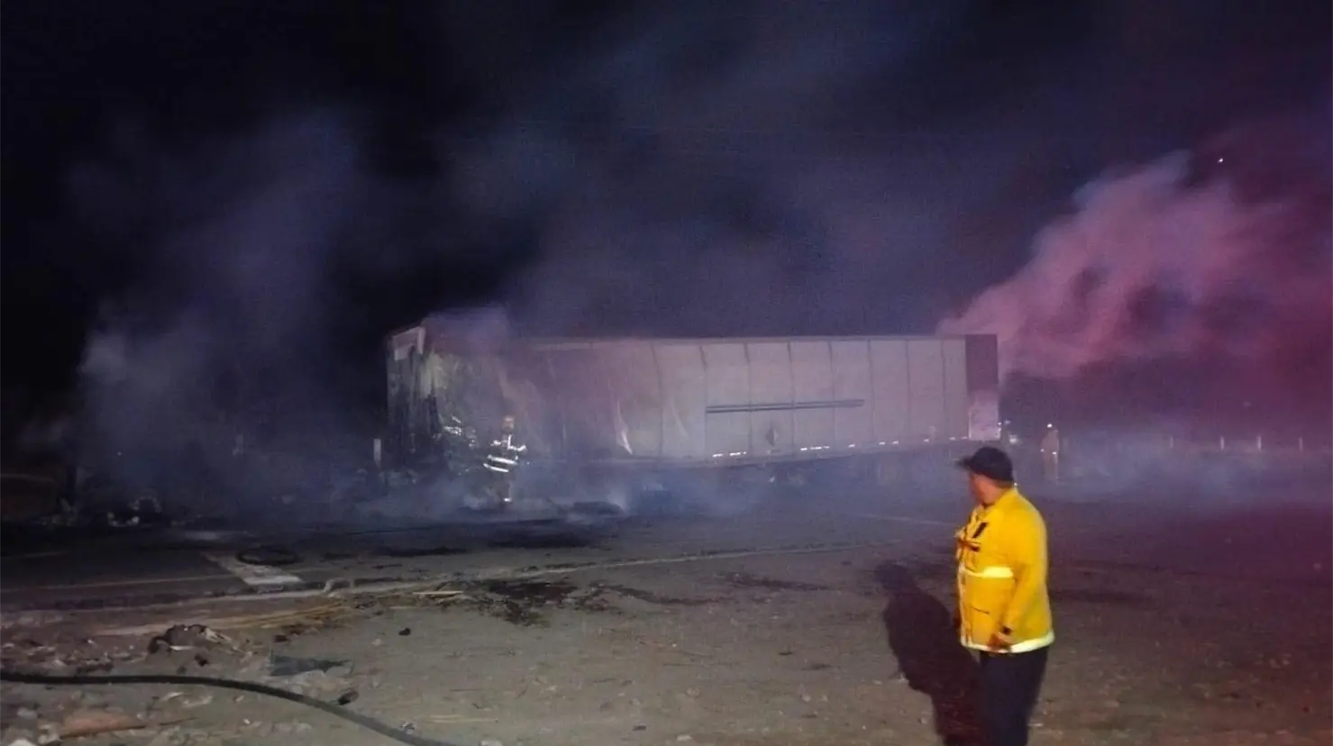 Se quema tráiler en carretera Guaymas – Ciudad Obregón
