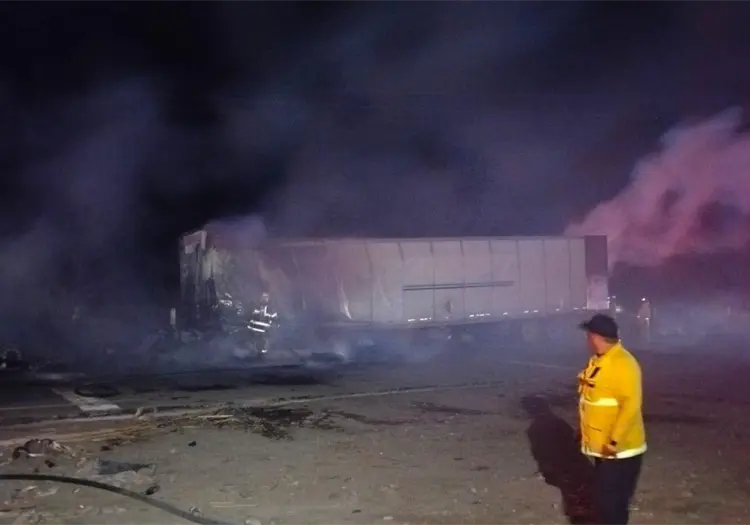 Se quema tr&aacute;iler en carretera Guaymas – Ciudad Obreg&oacute;n