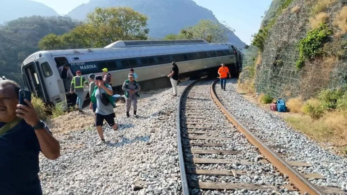 Autoridades federales atendieron a pasajeros tras el descarrilamiento del Tren Trans&iacute;stmico en Oaxaca