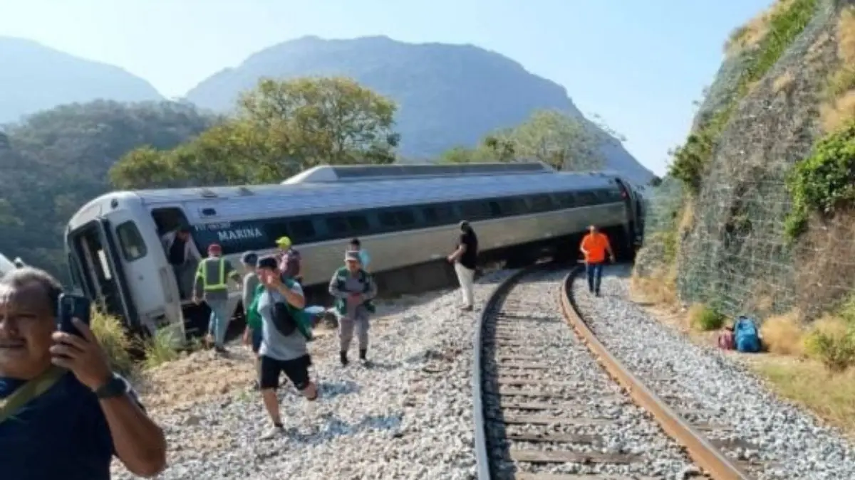 Tren Interoce&aacute;nico en Nizanda se descarrila, el incidente deja 20 heridos