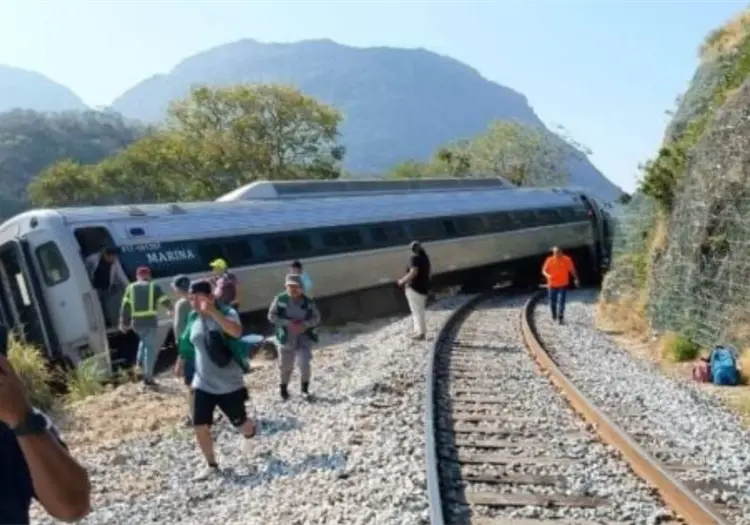 Tren Interoce&aacute;nico en Nizanda se descarrila, el incidente deja 20 heridos