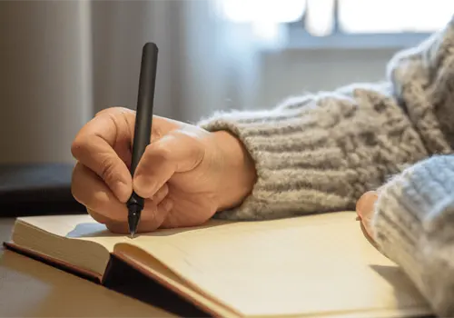 Escribir a mano para sanar: la ciencia revela por qué llevar un diario mejora tu bienestar emocional Escribir a mano para sanar: la ciencia revela por qué llevar un diario mejora tu bienestar emocional