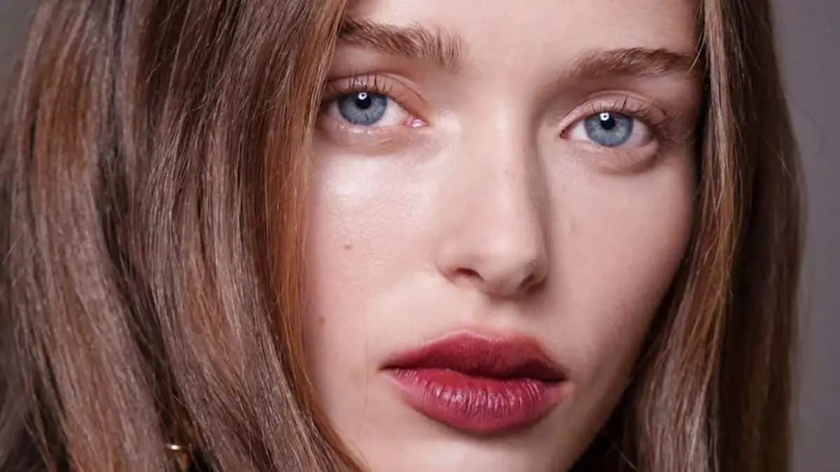 Se consolida como una expresión de libertad y autenticidad, marcando el regreso de una belleza más real, intensa y sin miedo a la imperfección