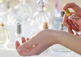 El arte del Scent Layering que est&aacute; conquistando el internet para un aroma personalizado en 2026