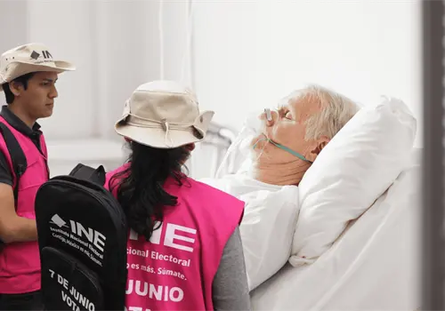 &iquest;Est&aacute;s imposibilitado para tramitar tu credencial del INE? Esto debes hacer