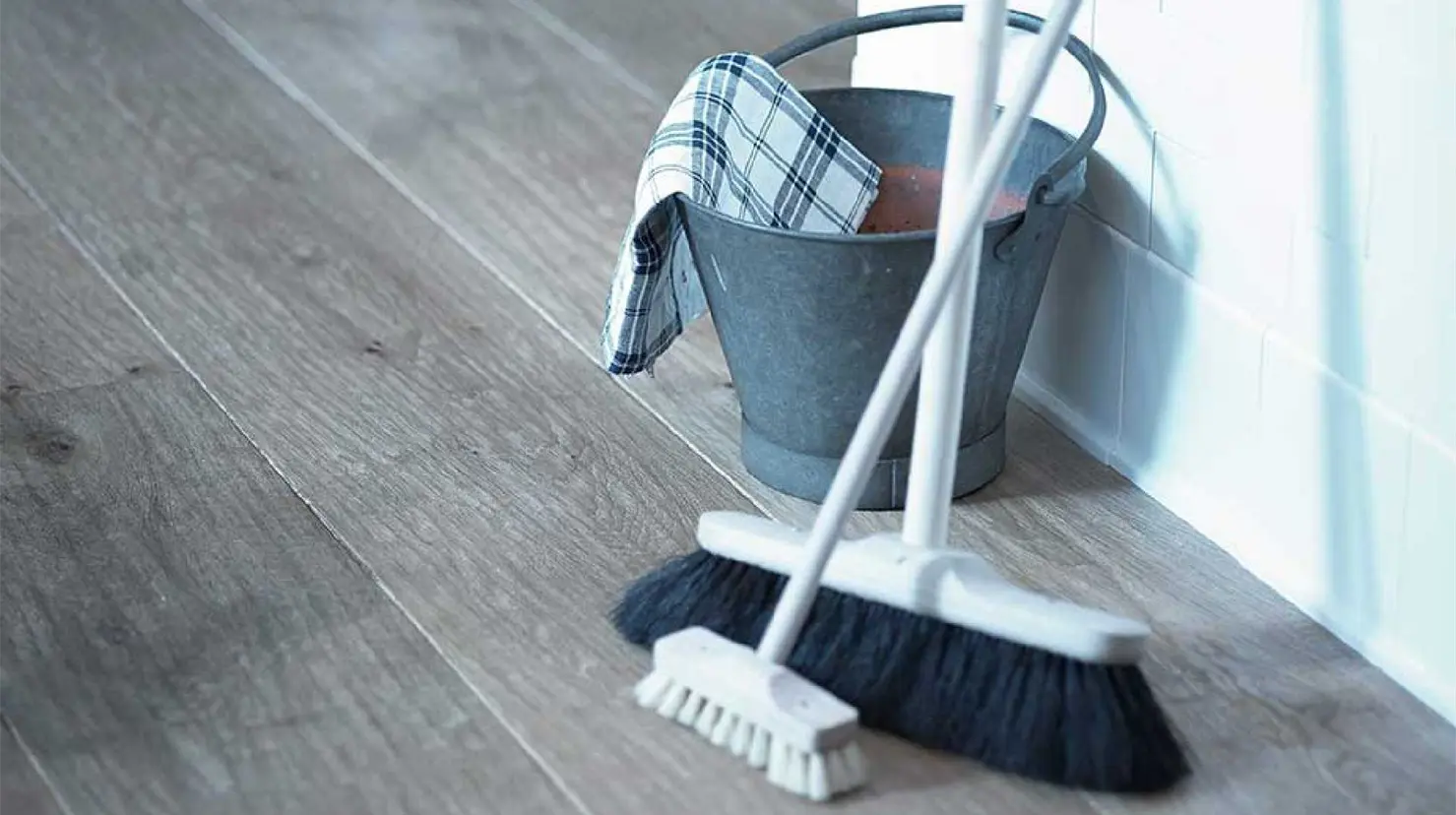 Poner sal y vinagre a la escoba: &iquest;Por qu&eacute; se recomienda hacerlo al barrer y qu&eacute; beneficios tiene?