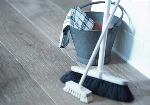 Poner sal y vinagre a la escoba: &iquest;Por qu&eacute; se recomienda hacerlo al barrer y qu&eacute; beneficios tiene?