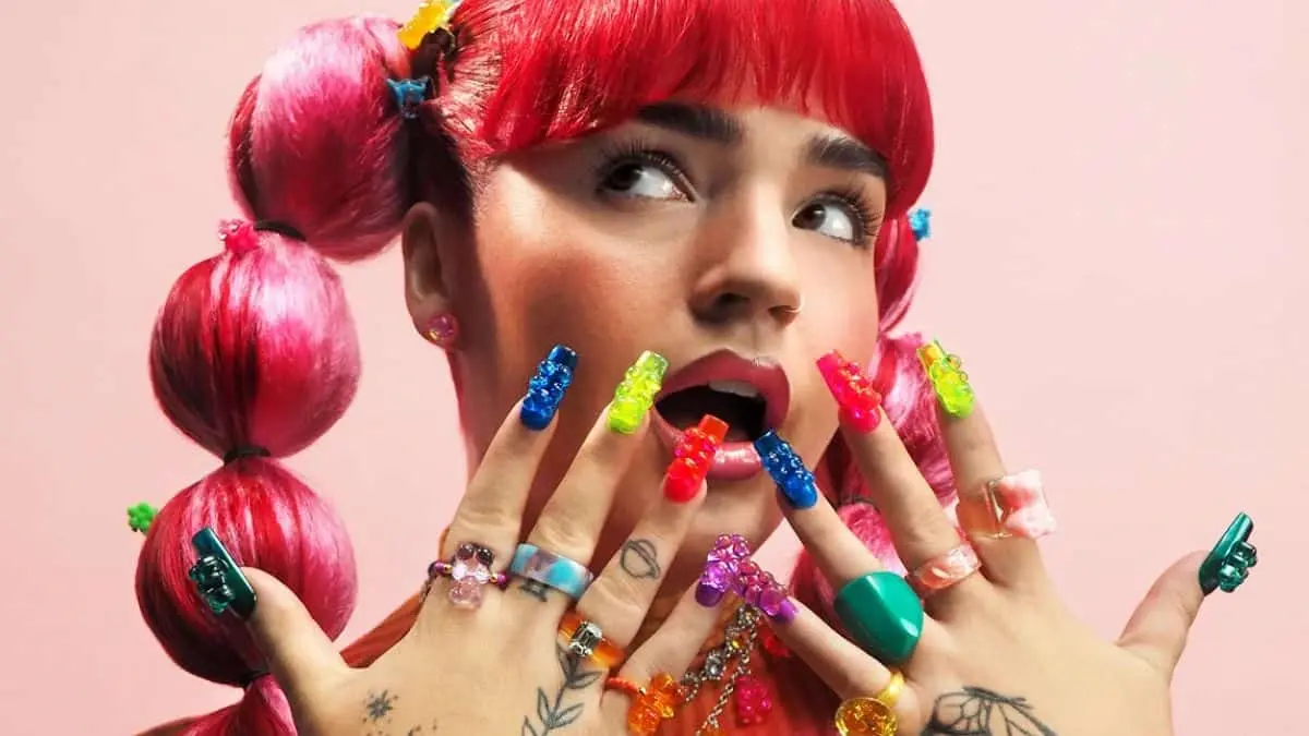Prendas coloridas y llamativas que representan la tendencia de la gummymoda  en redes sociales