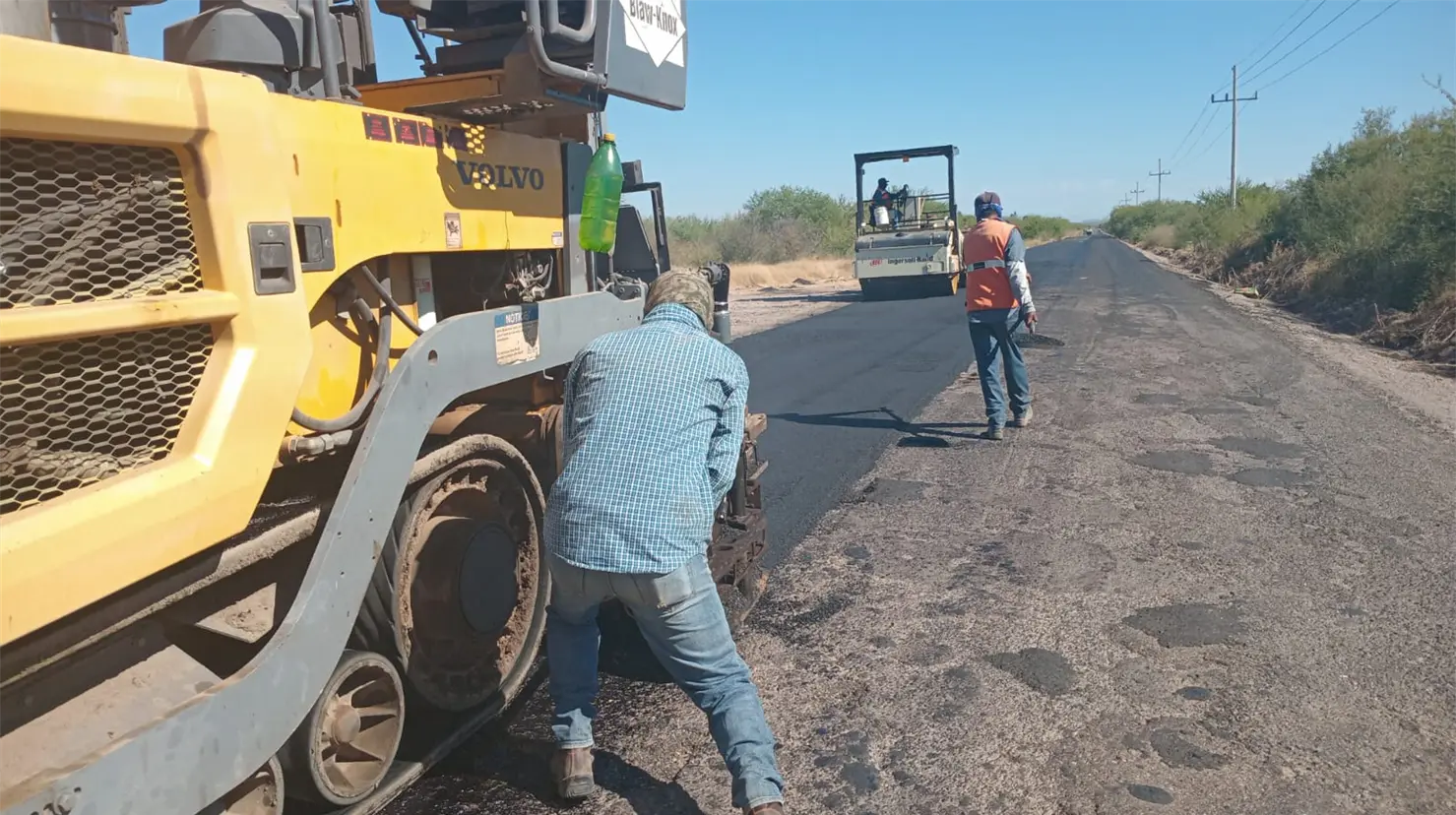 Realiza bacheo emergente la Junta de Caminos