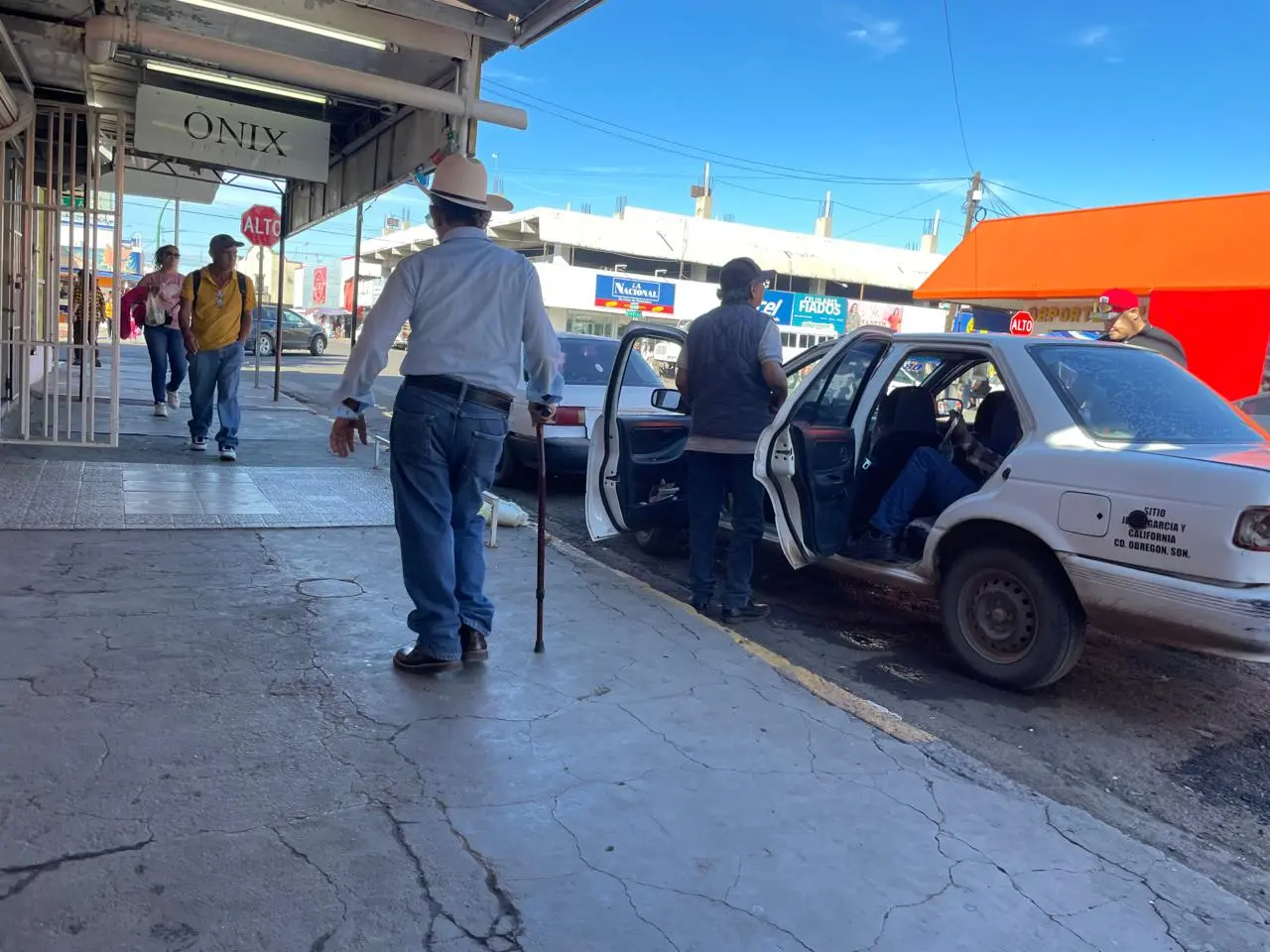 Los recorridos de los taxistas consumen altas cantidades de combustible, por lo que mantener los precios los beneficiará