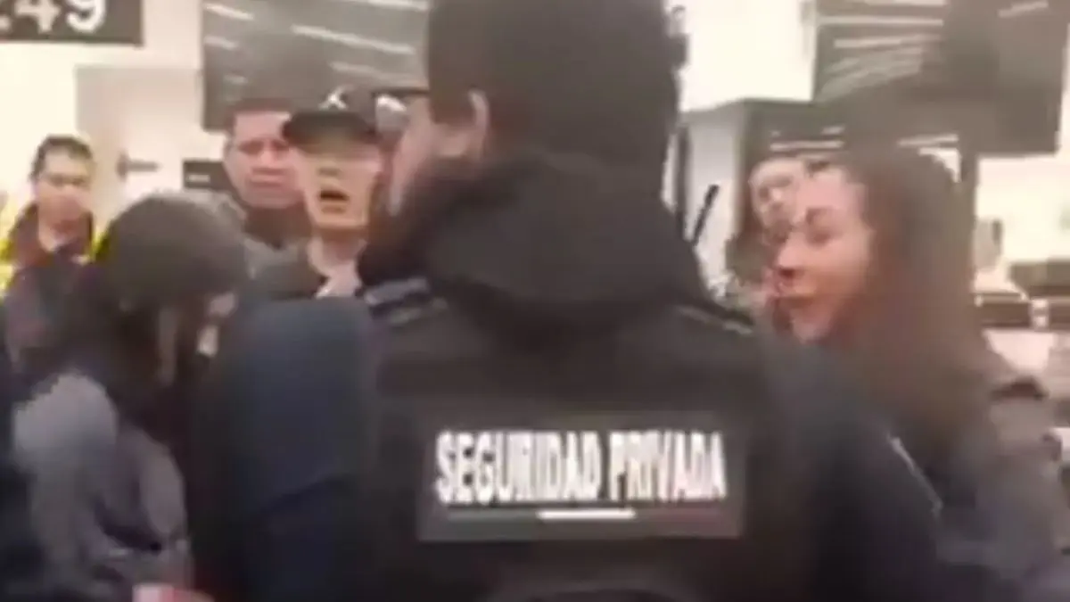 VIDEO | Lady Pavo genera pol&eacute;mica tras ri&ntilde;a en Walmart de la CDMX