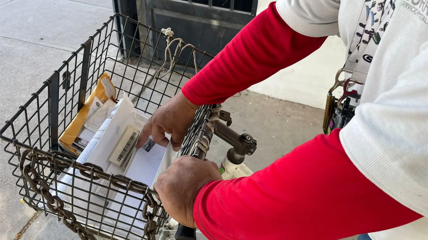 Los trabajadores postales mantienen las pancartas en las oficinas y reforzar&aacute;n la presencia del descontento durante el mes de enero