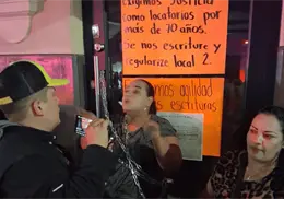 Familia se encadena para impedir desalojo en Local 2 del Mercado Municipal de Hermosillo