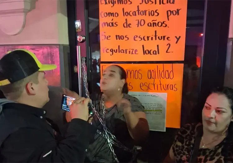 Familia se encadena para impedir desalojo en Local 2 del Mercado Municipal de Hermosillo
