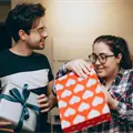 Esto le pasa a tu cerebro cuando das o recibes un regalo, según la ciencia Esto le pasa a tu cerebro cuando das o recibes un regalo, según la ciencia