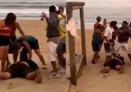 VIDEO | Mujer propina brutal golpiza a hombre en playa de Uruguay