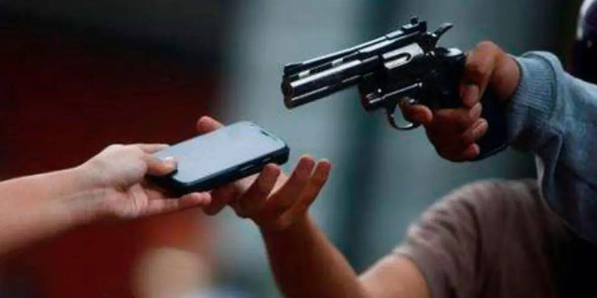 Elementos de seguridad acudieron al lugar del asalto, donde una menor result&oacute; herida tras los disparos realizados por los delincuentes