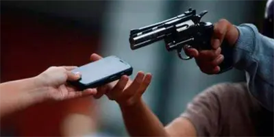 Asaltantes hieren a joven de 16 a&ntilde;os mientras su padre la proteg&iacute;a l VIDEO