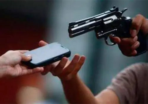 Asaltantes hieren a joven de 16 a&ntilde;os mientras su padre la proteg&iacute;a l VIDEO