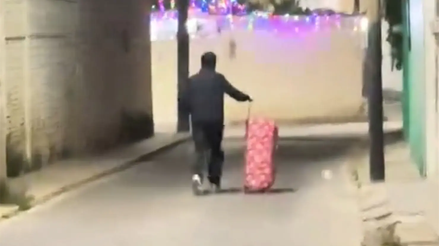 VIDEO | Joven sale con maleta en fiesta de Año Nuevo y corre por balazos al aire