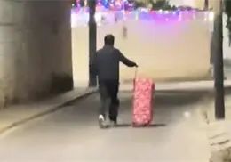 VIDEO | Joven sale con maleta en fiesta de Año Nuevo y corre por balazos al aire VIDEO | Joven sale con maleta en fiesta de Año Nuevo y corre por balazos al aire