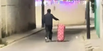 VIDEO | Joven sale con maleta en fiesta de A&ntilde;o Nuevo y corre por balazos al aire