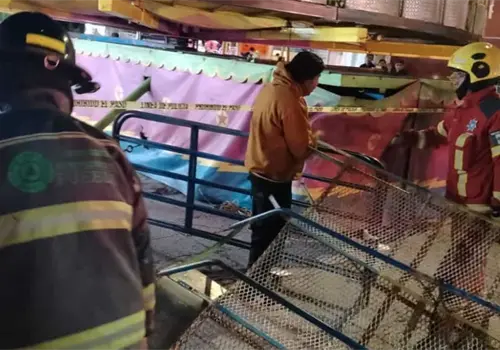 VIDEO l Jóvenes salen volando tras falla en juego mecánico, ¿cómo ocurrió el accidente? VIDEO l Jóvenes salen volando tras falla en juego mecánico, ¿cómo ocurrió el accidente?