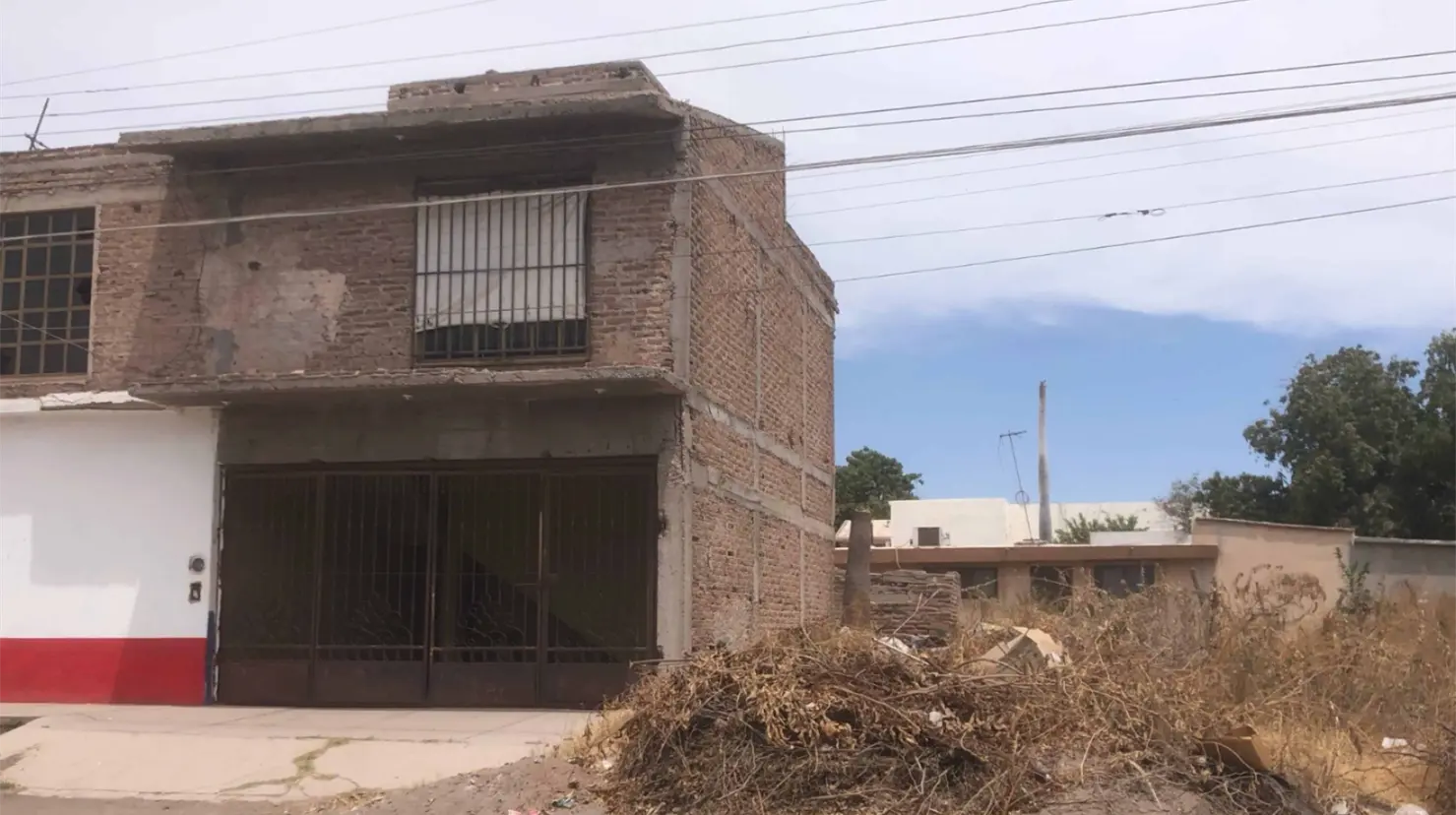 Van sobre casas abandonadas en Esperanza